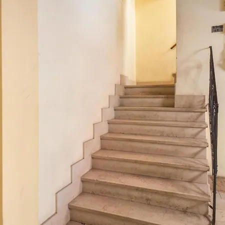 Beautiful In With Kitchenette Apartment *